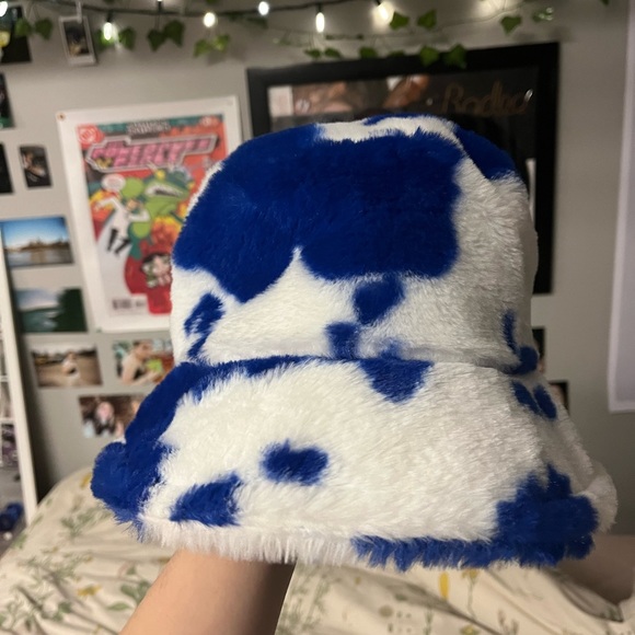 SHEIN BUCKET HAT - Picture 2 of 2